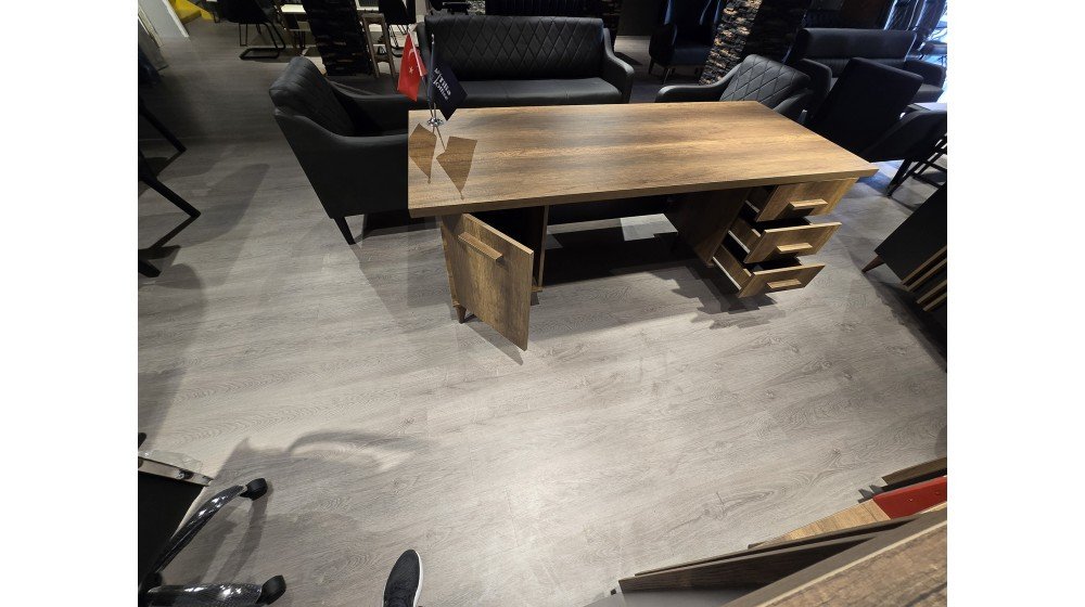 Anka lüks yönetici masa takımı, yivli antrasit panelleri ve doğal ahşap dokusu ile modern ofis ortamında V koltuklar ile sergileniyor.